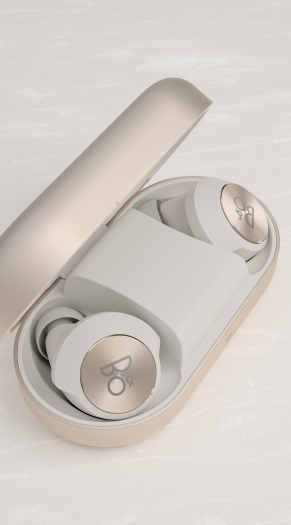 Die Kopfhörer sind komplett kabellos, geladen werden sie in einem Etui. (Bild: Bang & Olufsen)